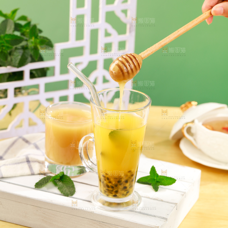 杯子里放着蜂蜜柚子茶