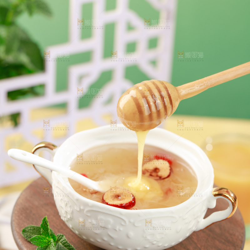 勺子上舀着的银耳羹