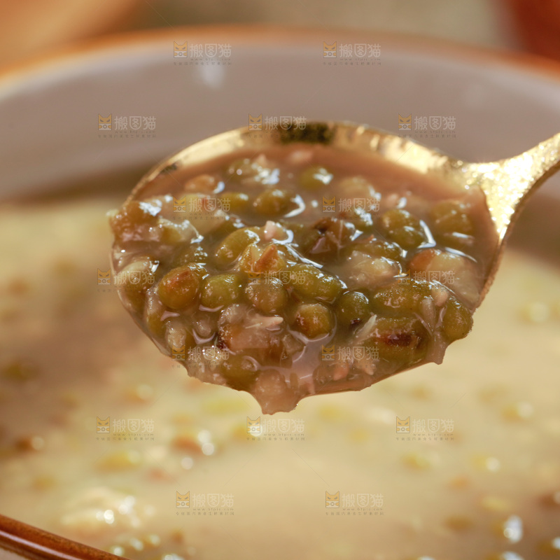 勺子上舀着绿豆汤