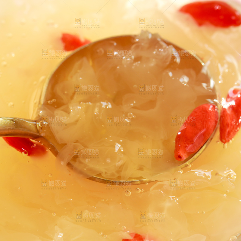 勺子上舀着蜂糖银耳羹