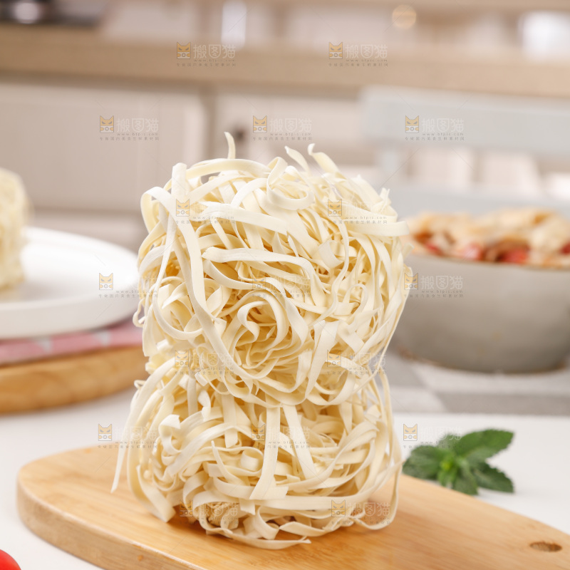 木板上放着拉面面饼