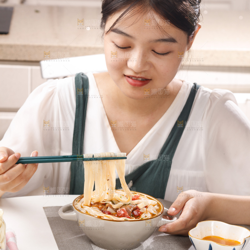女孩正在吃拉面