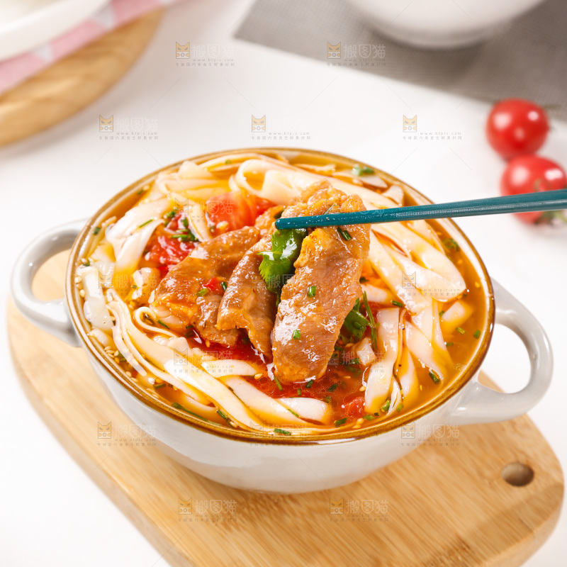 筷子上夹着的牛肉