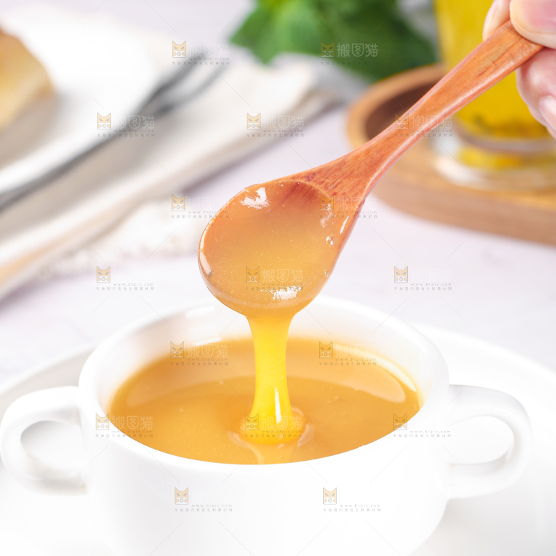 勺子上舀着蜂蜜