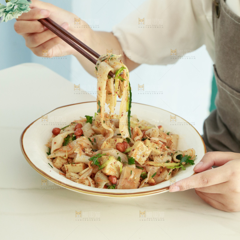 筷子上夹着的凉皮