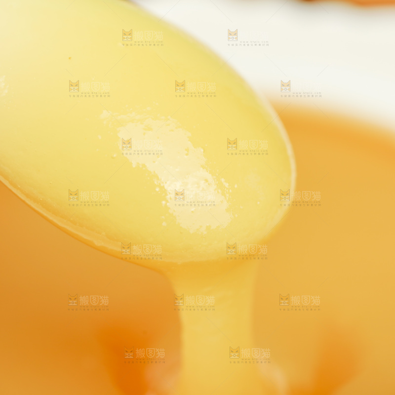 碗里装着蜂王浆
