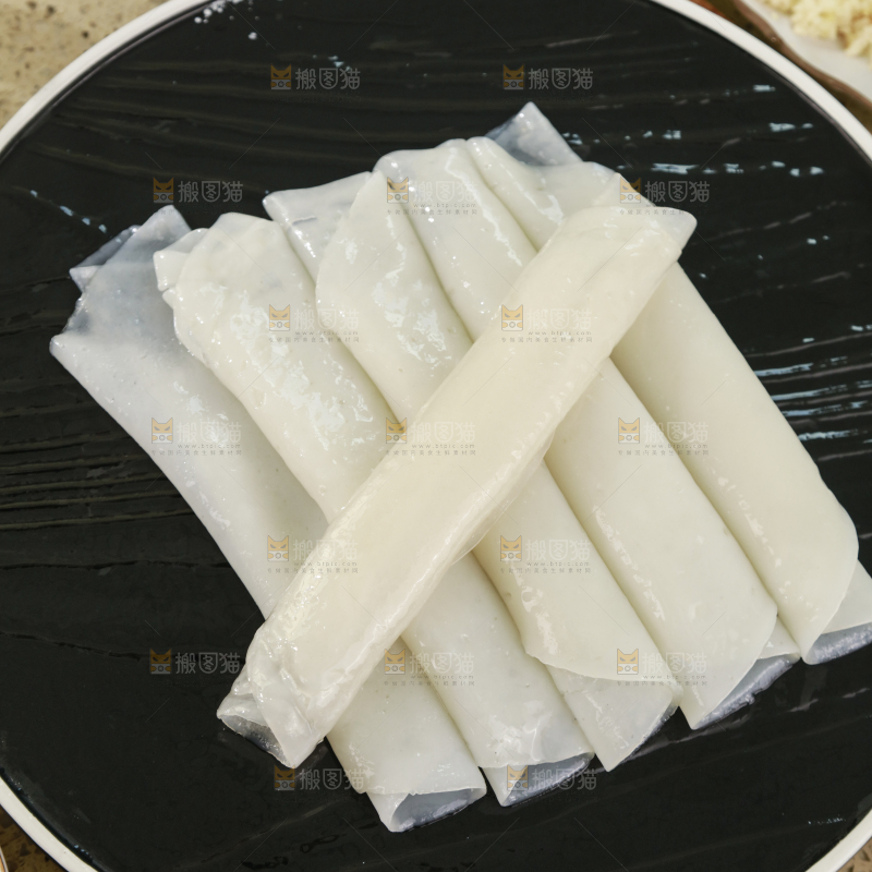 盘子里放着凉皮