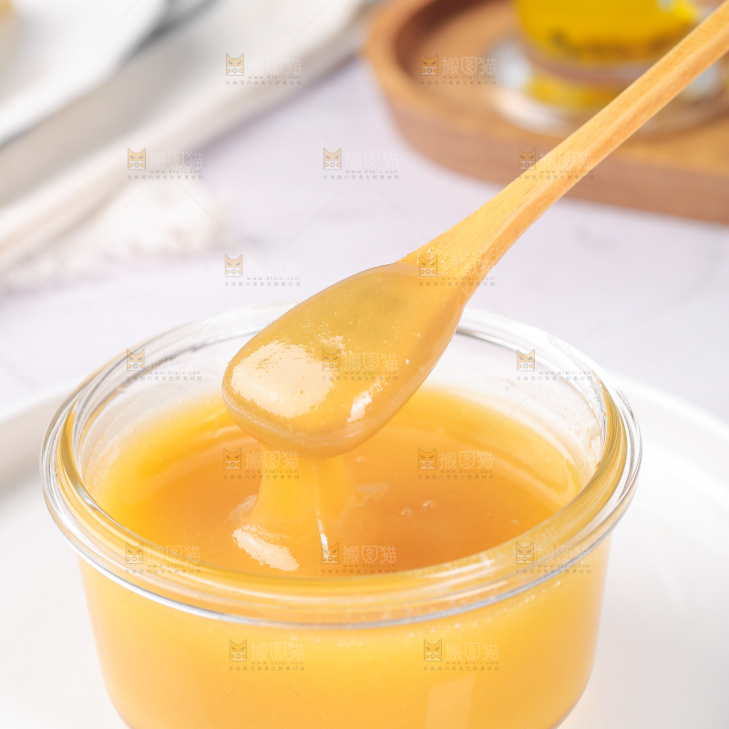 勺子上舀着蜂蜜