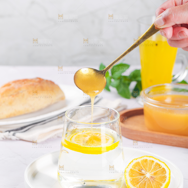 白底上放着一杯蜂蜜茶