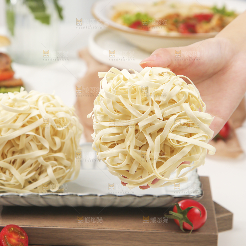 白底上放着一盘拉面面饼
