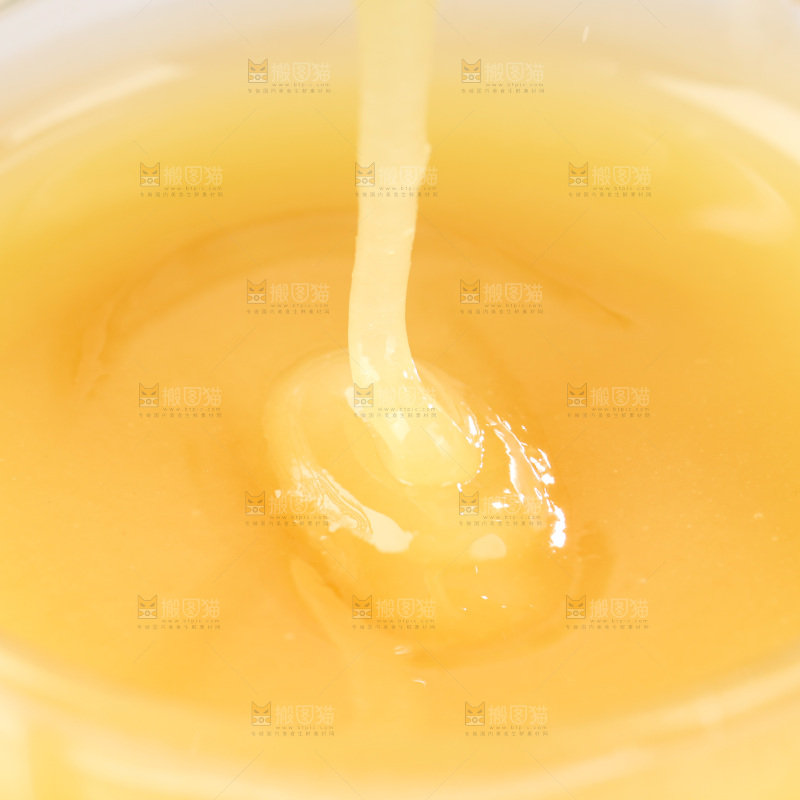 杯子里装着蜂王浆