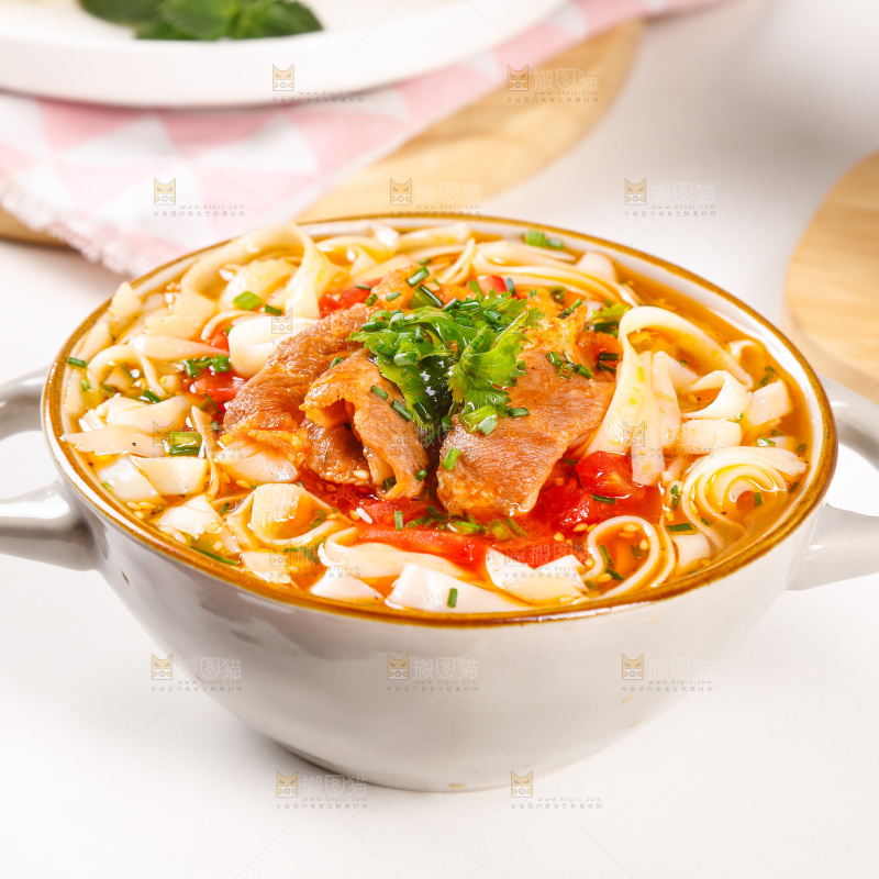 白底上放着一碗牛肉拉面