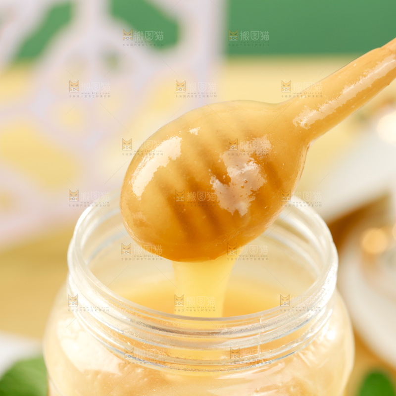 杯子里装着蜂王浆