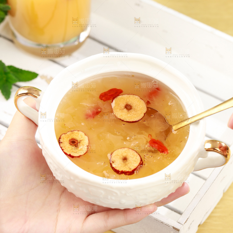 碗里的蜂糖银耳羹