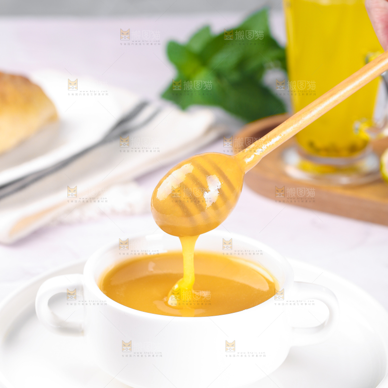 白底上放着一杯百花蜂蜜