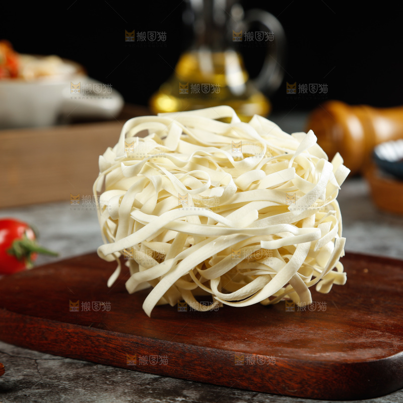 木底上放着面饼