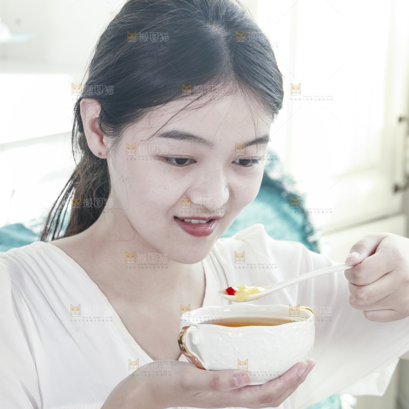 女孩正在喝蜂蜜银耳羹