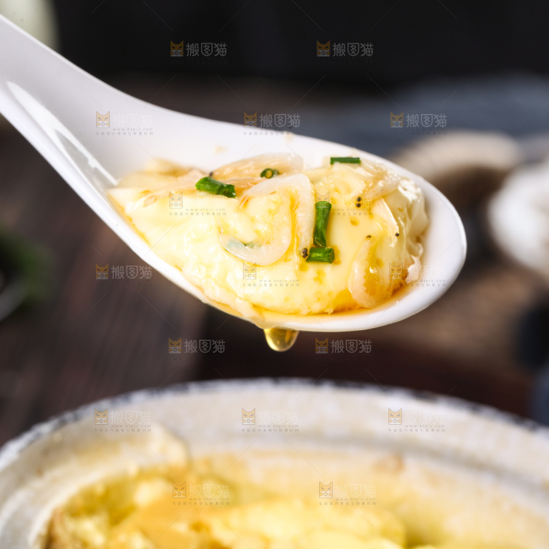 勺子上舀着鸡蛋虾米羹