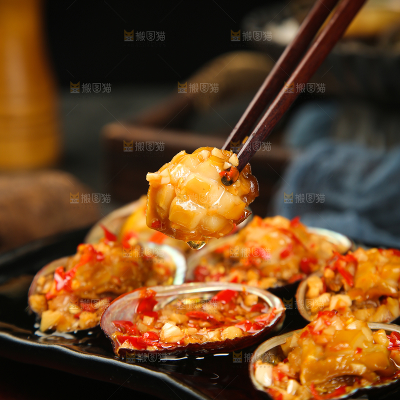 筷子上夹着清蒸鲍鱼