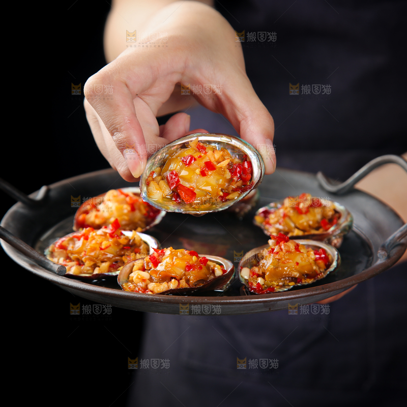 手上端着一盘蒜蓉鲍鱼
