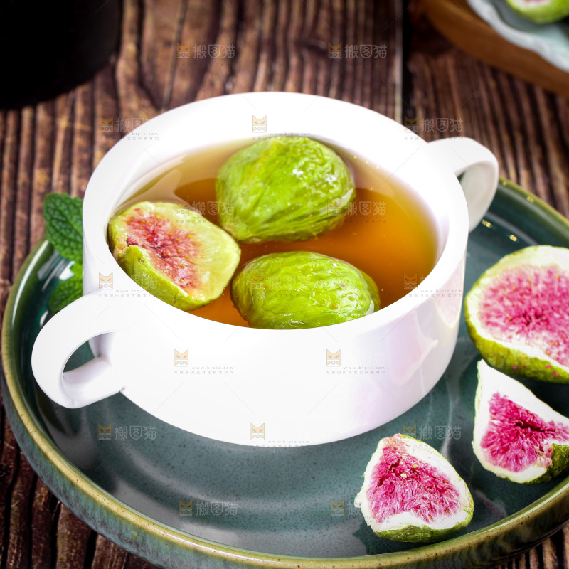浅底上放着一杯无花果茶