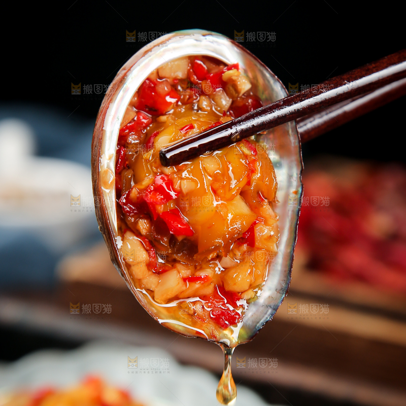 筷子上夹着蒜蓉鲍鱼