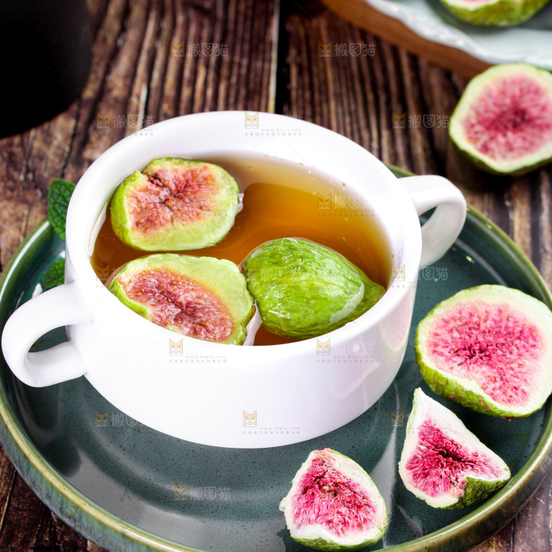 浅底上放着一杯无花果茶