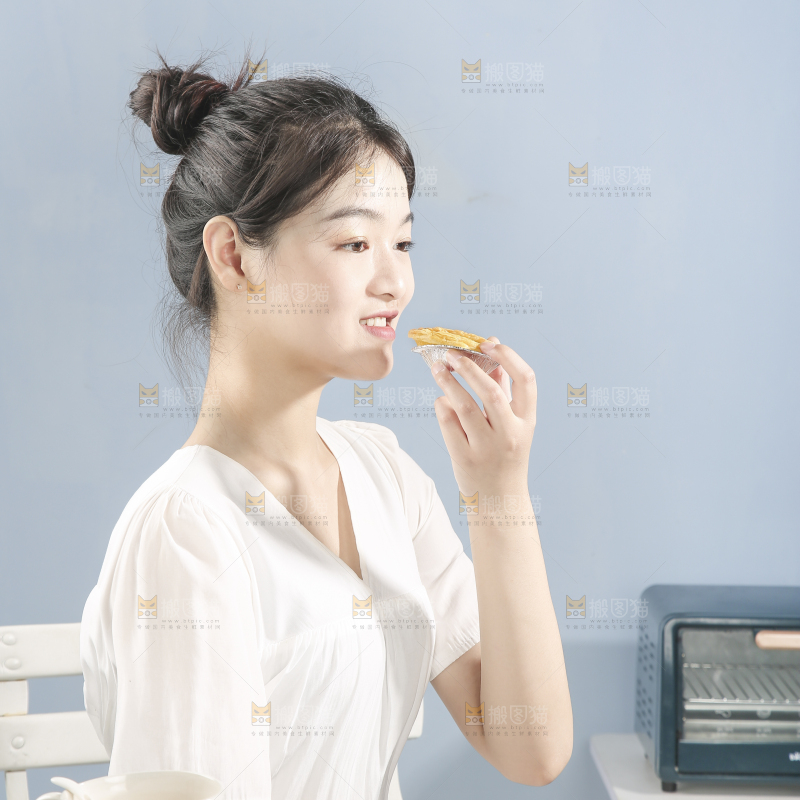 女孩正在吃蛋挞