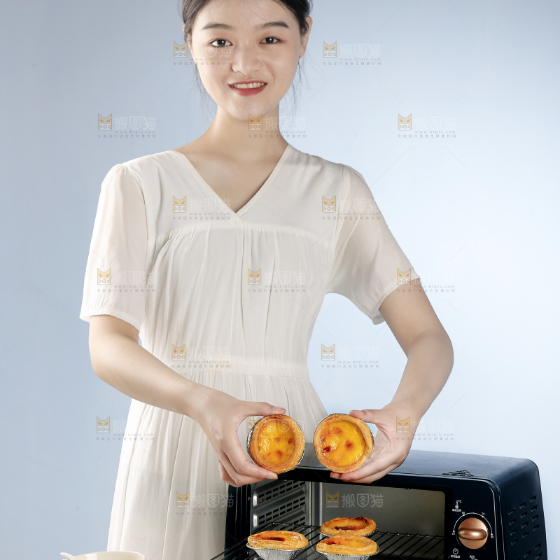 女孩正在蒸蛋挞