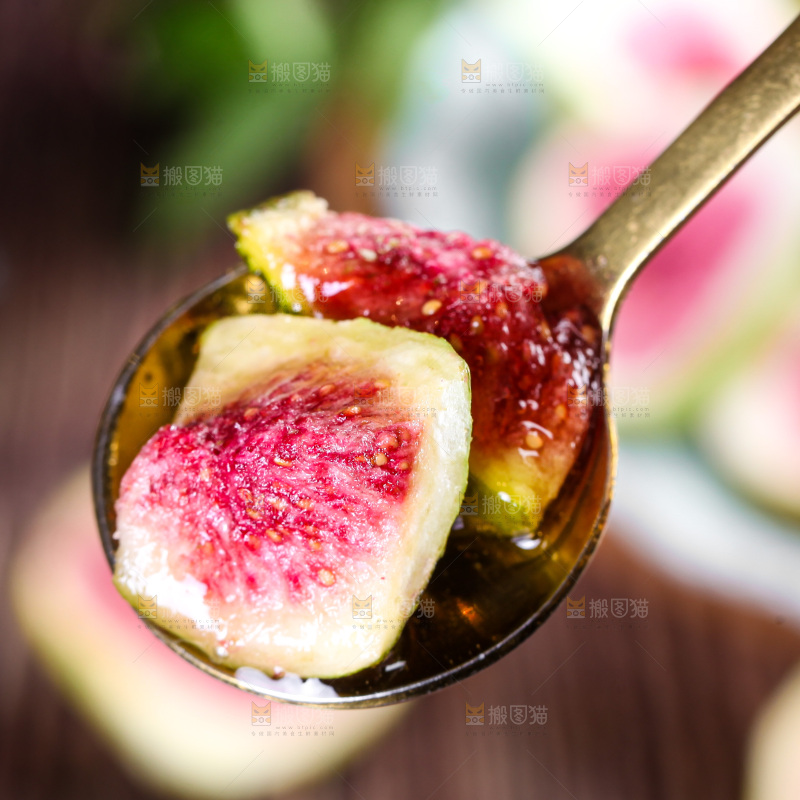 勺子上舀着水果组合