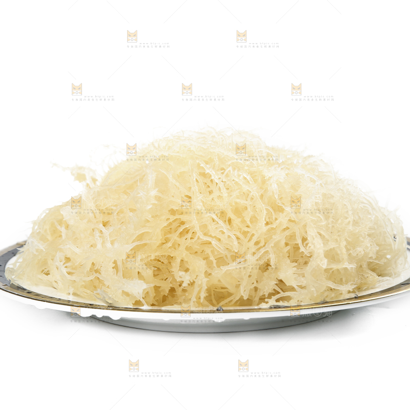 白底上放着一盘龙须菜