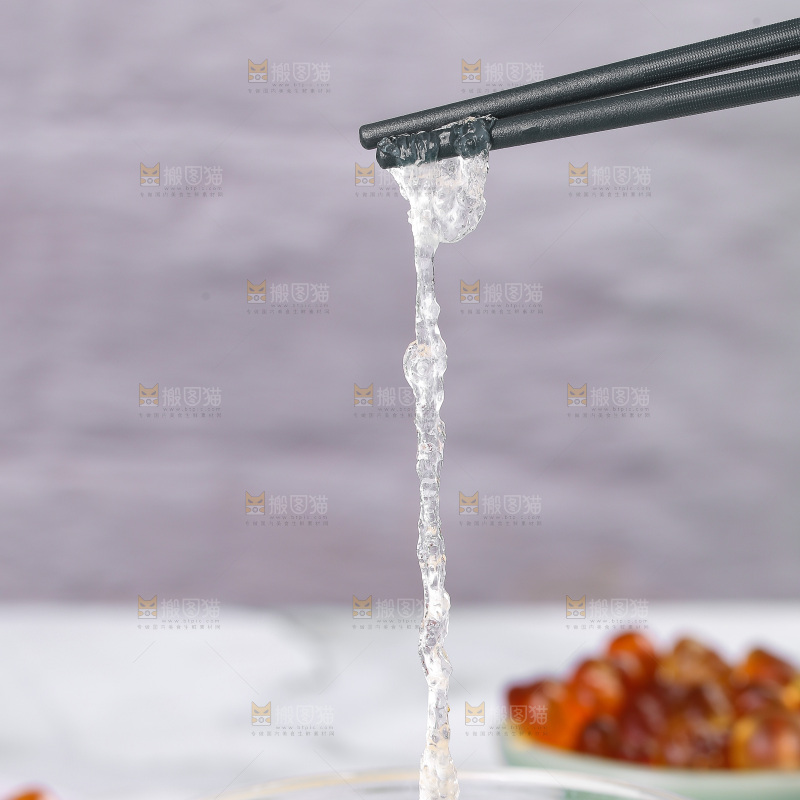 筷子上夹着雪燕