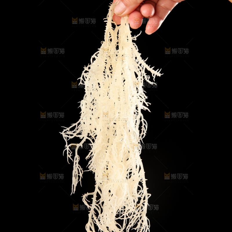 手上拿着龙须菜
