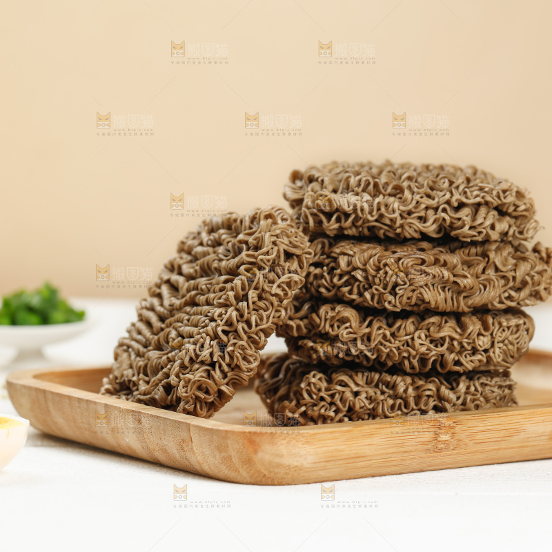木板上放着面饼