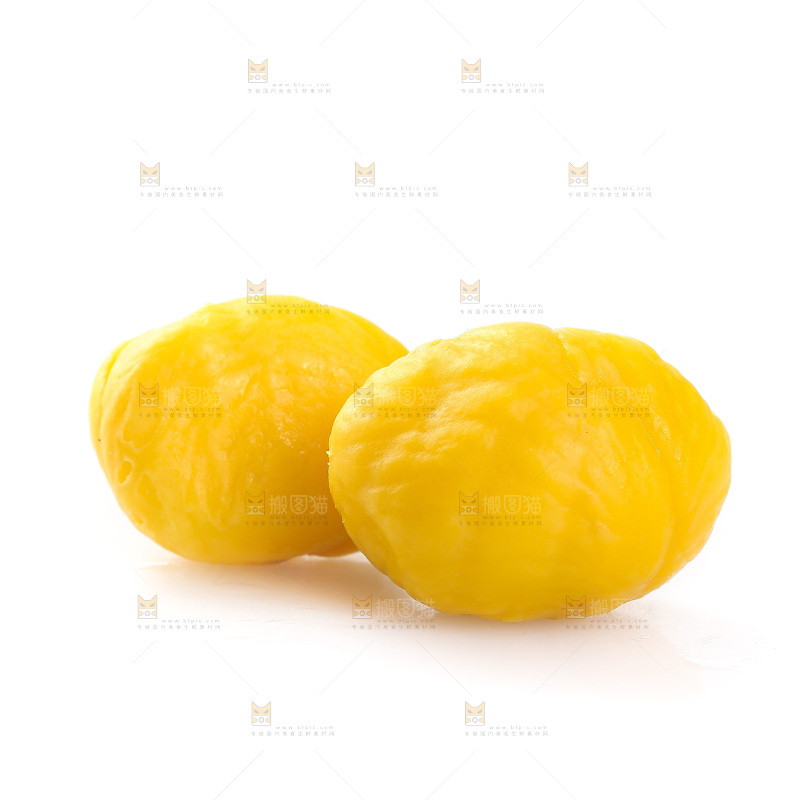 白底上放着板栗仁
