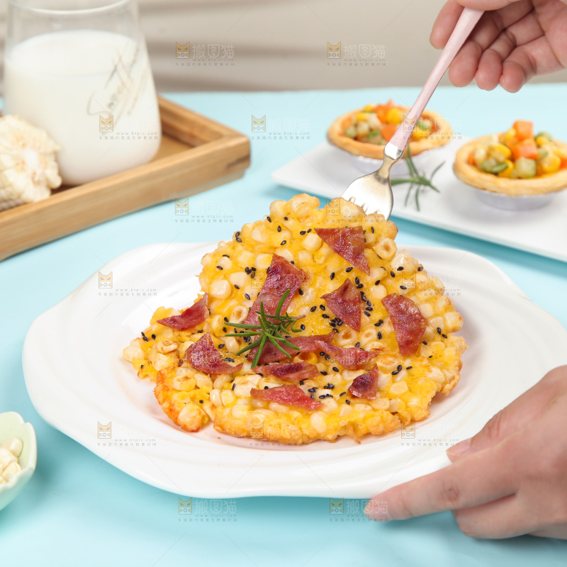 叉子上叉着玉米饼