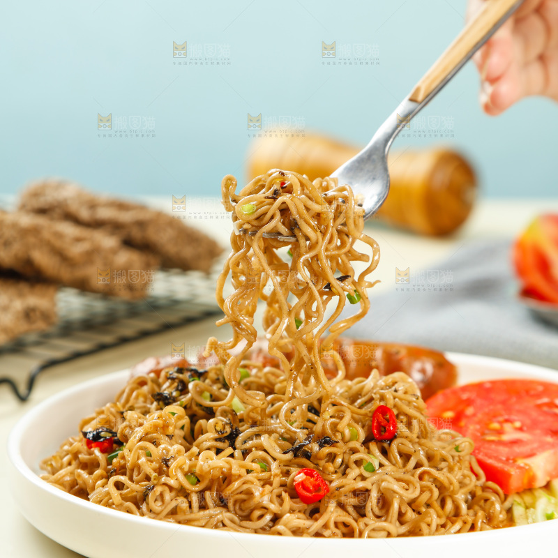 叉子上的葱油拌面