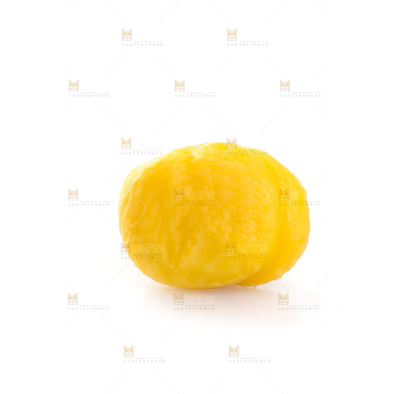 白底上放着板栗仁