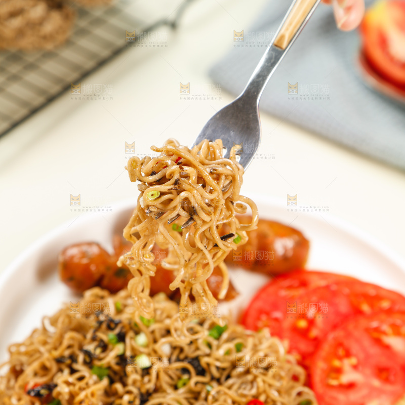 叉子上的葱油拌面