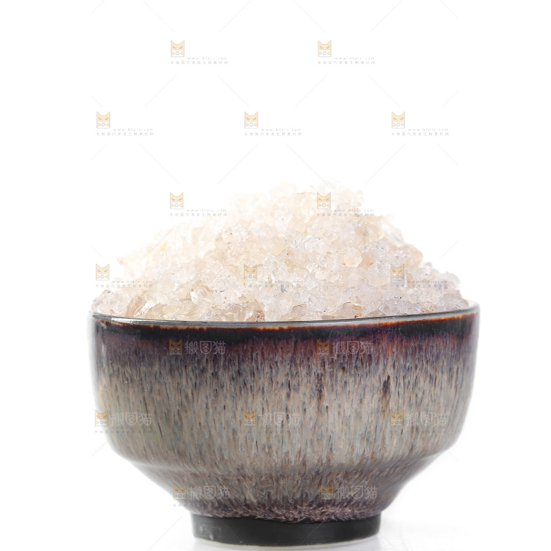 白底上放着一碗雪燕