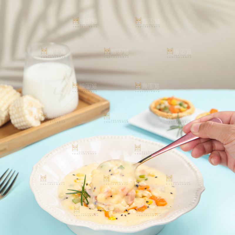白底上放着一盘蔬菜沙拉