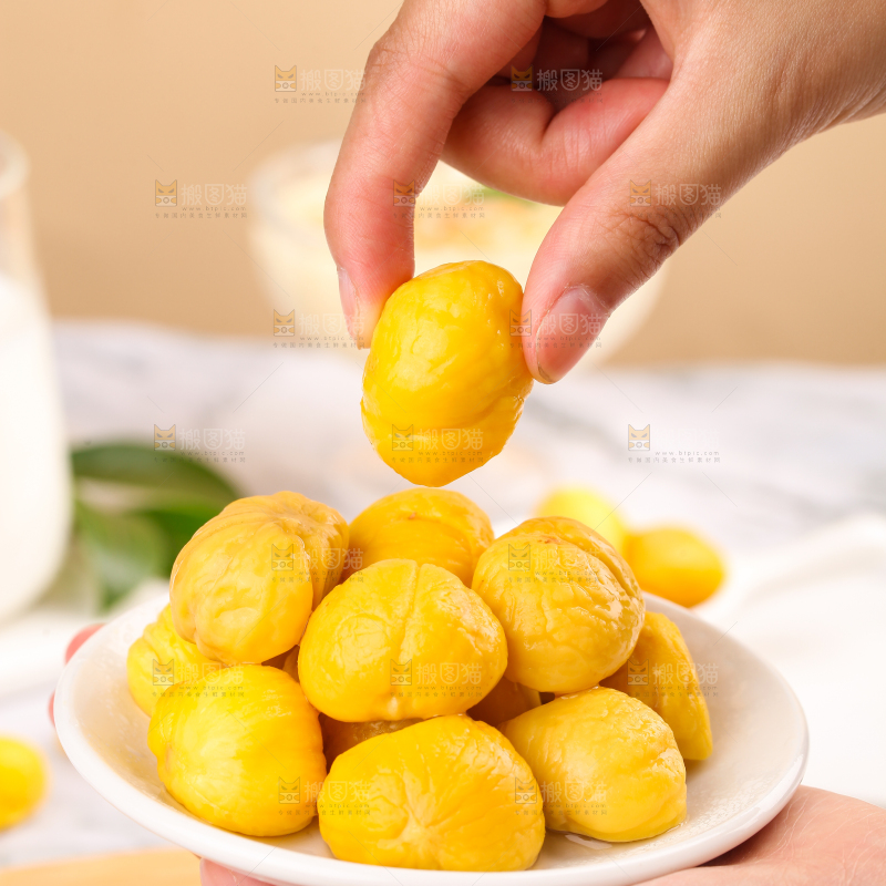 手上拿着板栗仁