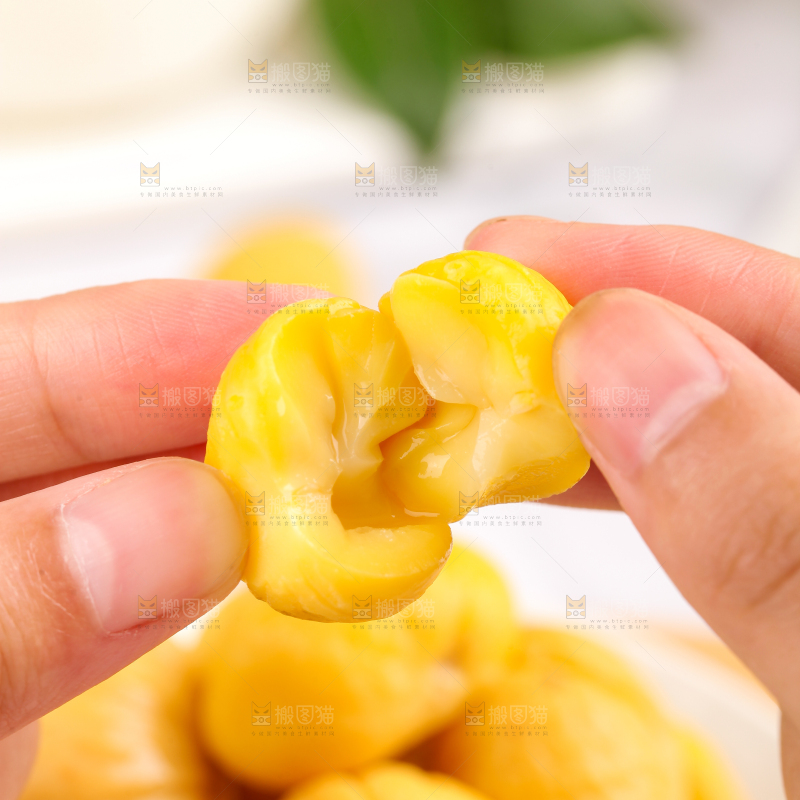 手上拿着板栗仁