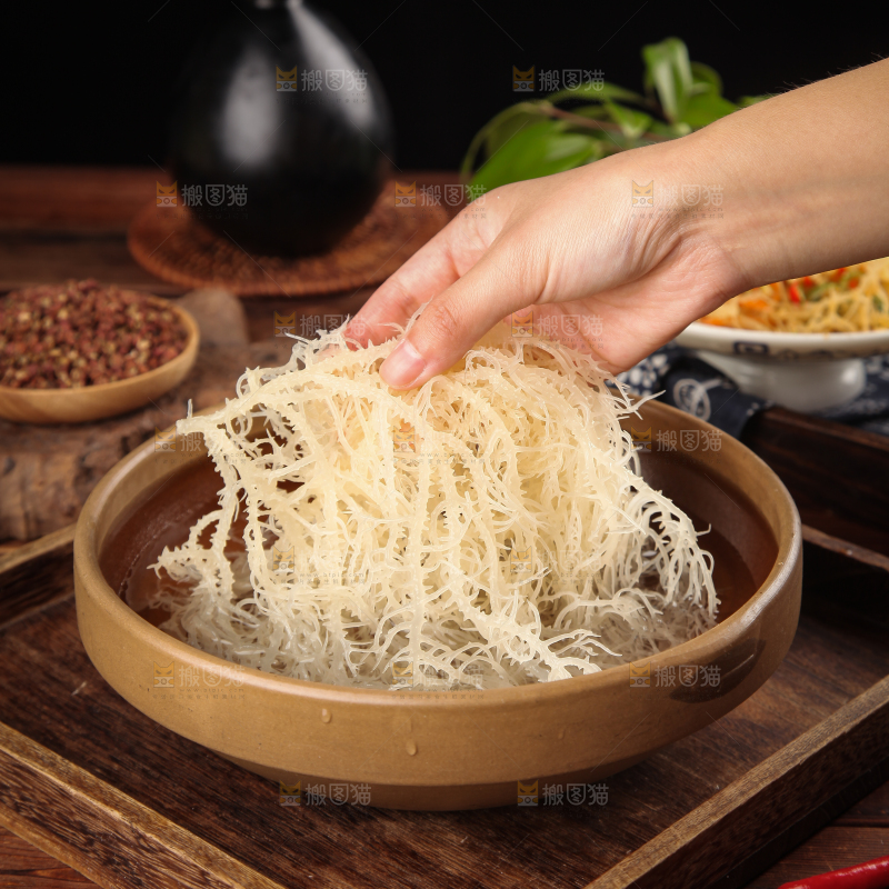 手上拿着龙须菜