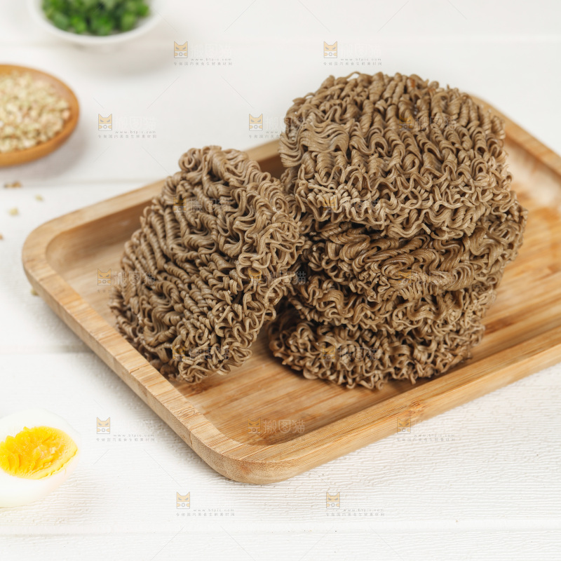 木板上放着面饼
