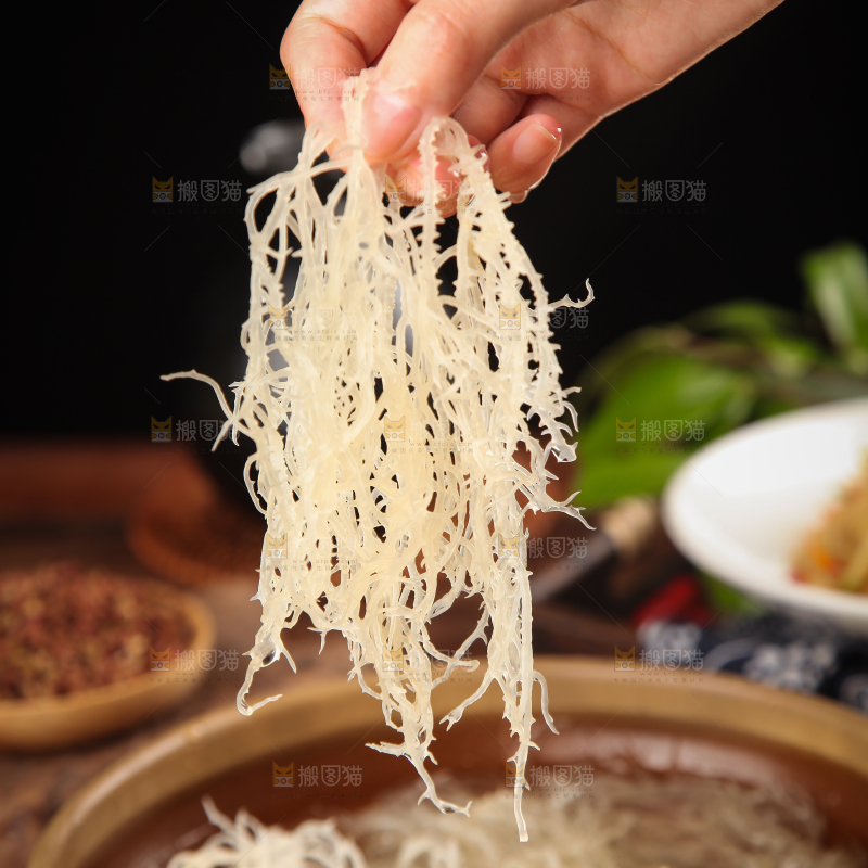 手上拿着龙须菜
