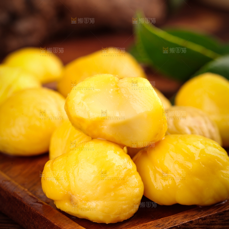 木板上放着板栗仁