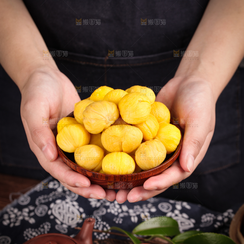 手上捧着一碗板栗仁