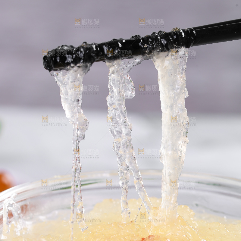 筷子上夹着雪燕
