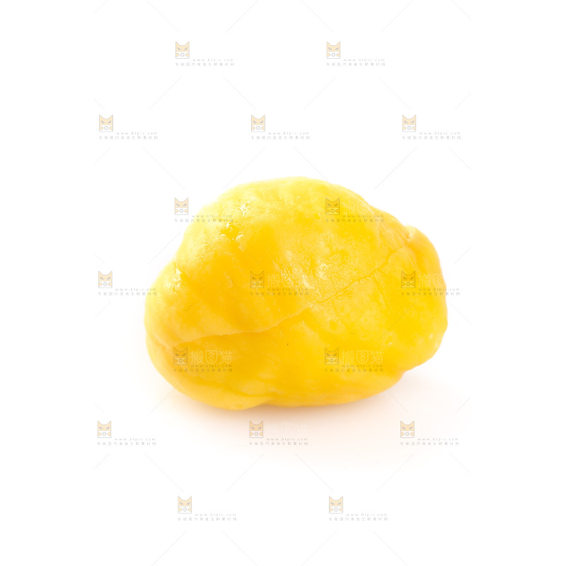 白底上放着板栗仁